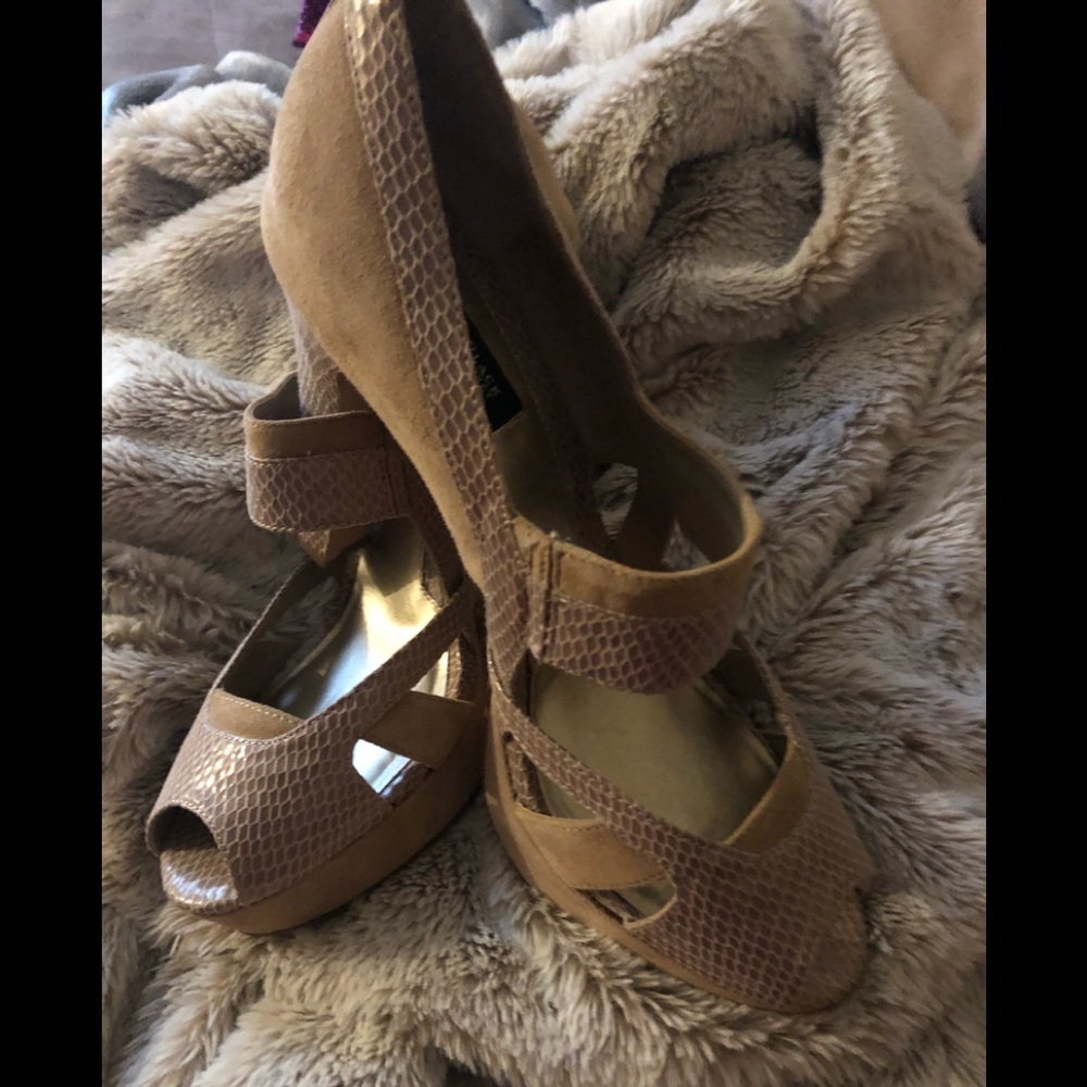 WHBM block heel nude/tan peeptoe shoes, snake print/suede detail
